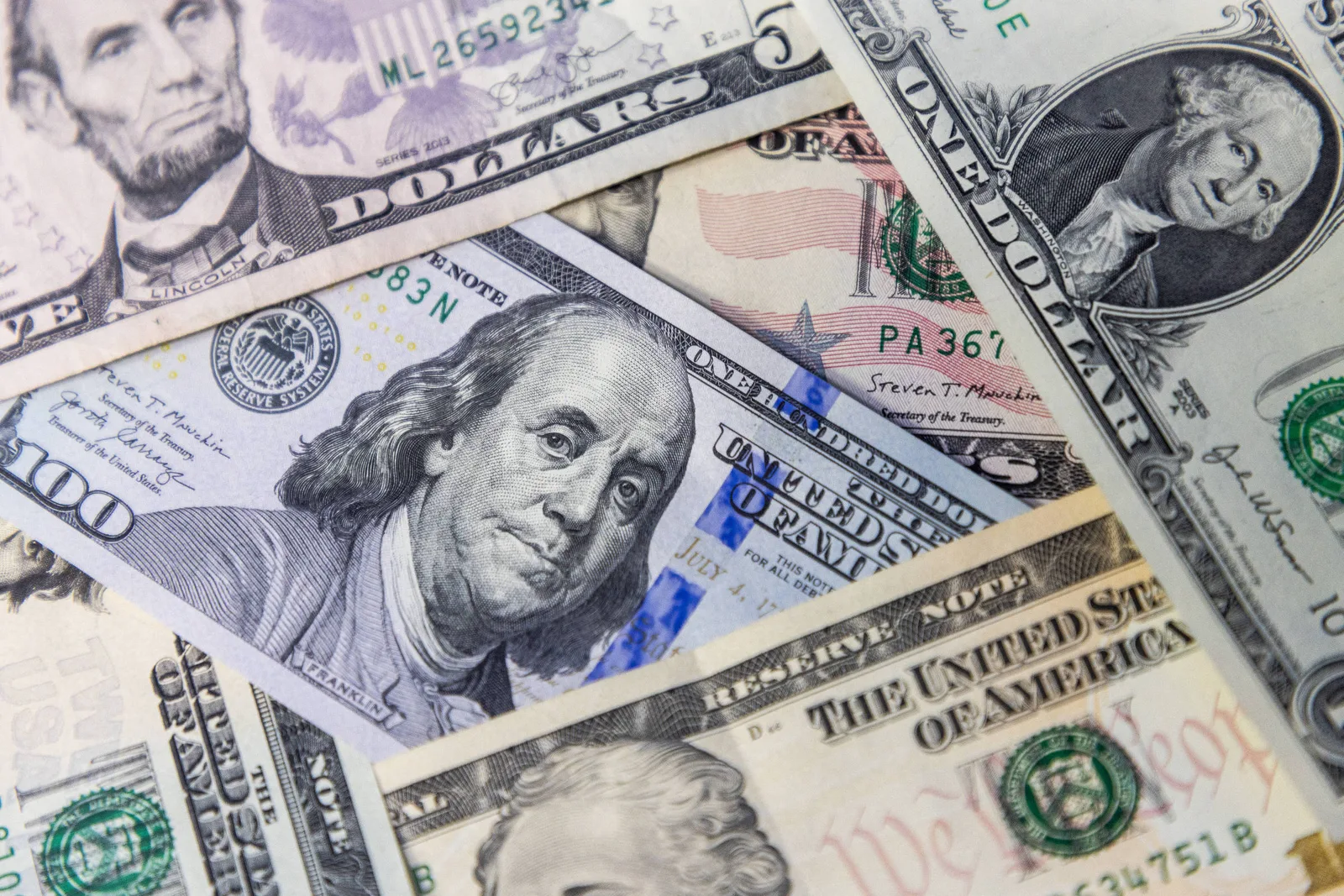 Dólar avança e juros futuros sobem após forte ajuste dos mercados