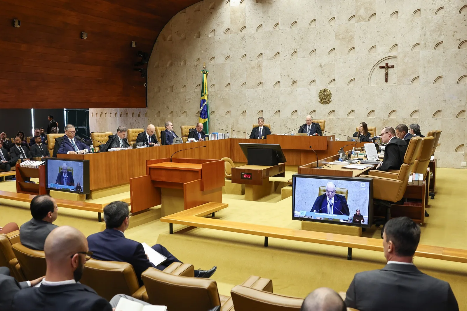 Moraes e Mendonça trocam acusações durante julgamento de crise no STF