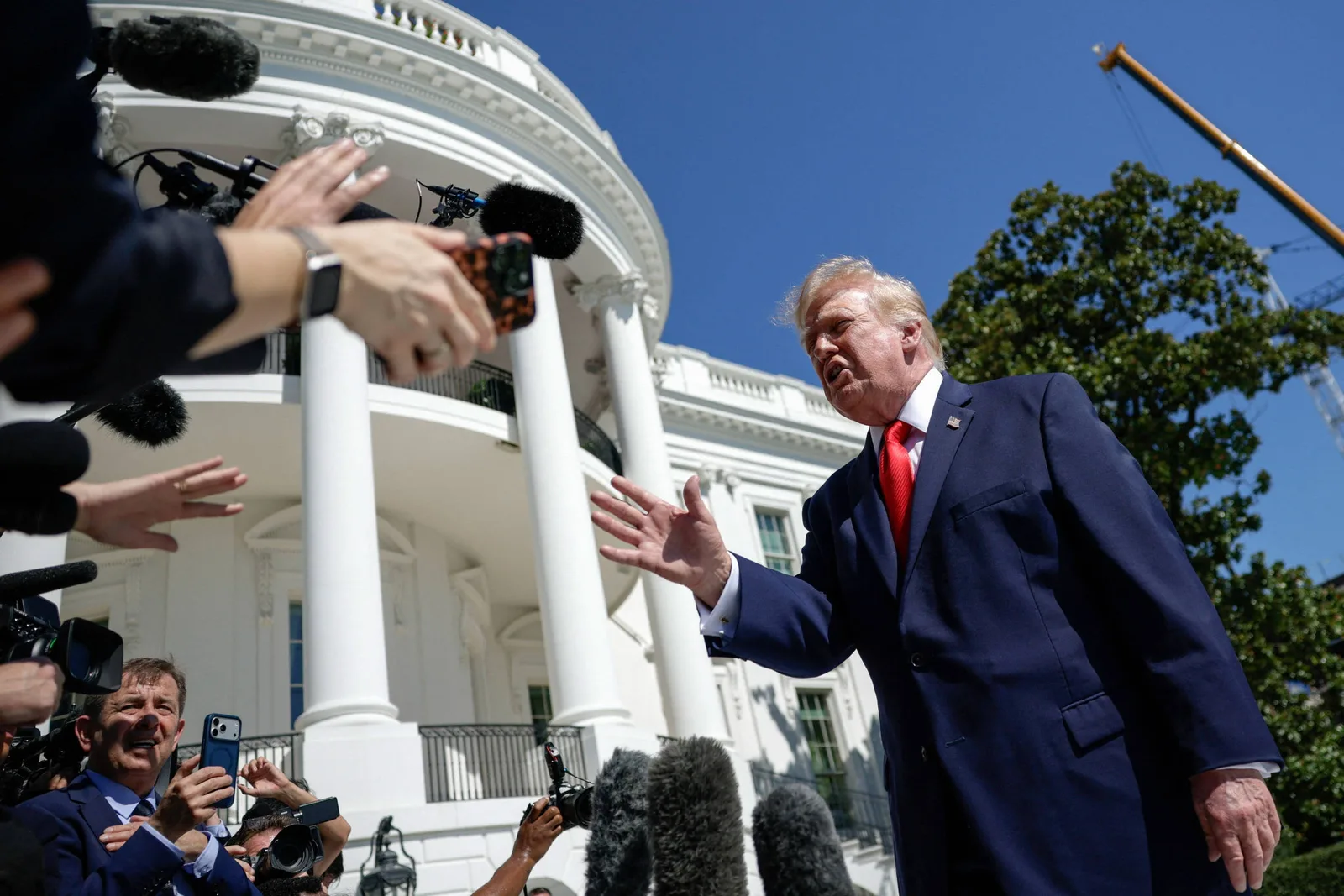 Trump afirma acompanhar eleição brasileira de perto e chama pleito de importante