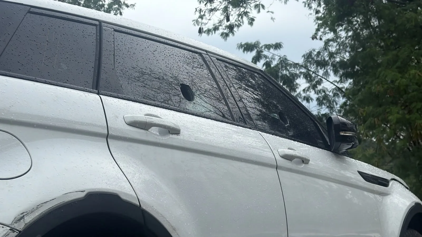 Blindado usado em confrontos é encontrado pela PM em comunidade do Rio