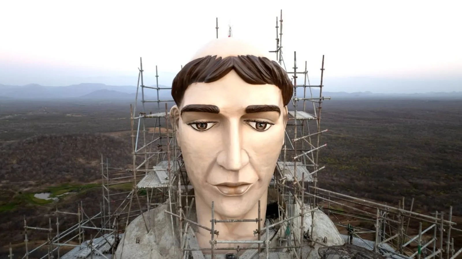 Em Caridade, estátua de Santo Antônio avança após décadas com a cabeça separada