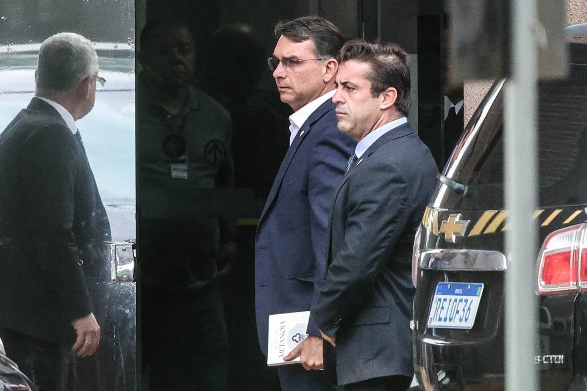 Flávio e Michelle mantêm vínculo com bispo que critica título de Aparecida
