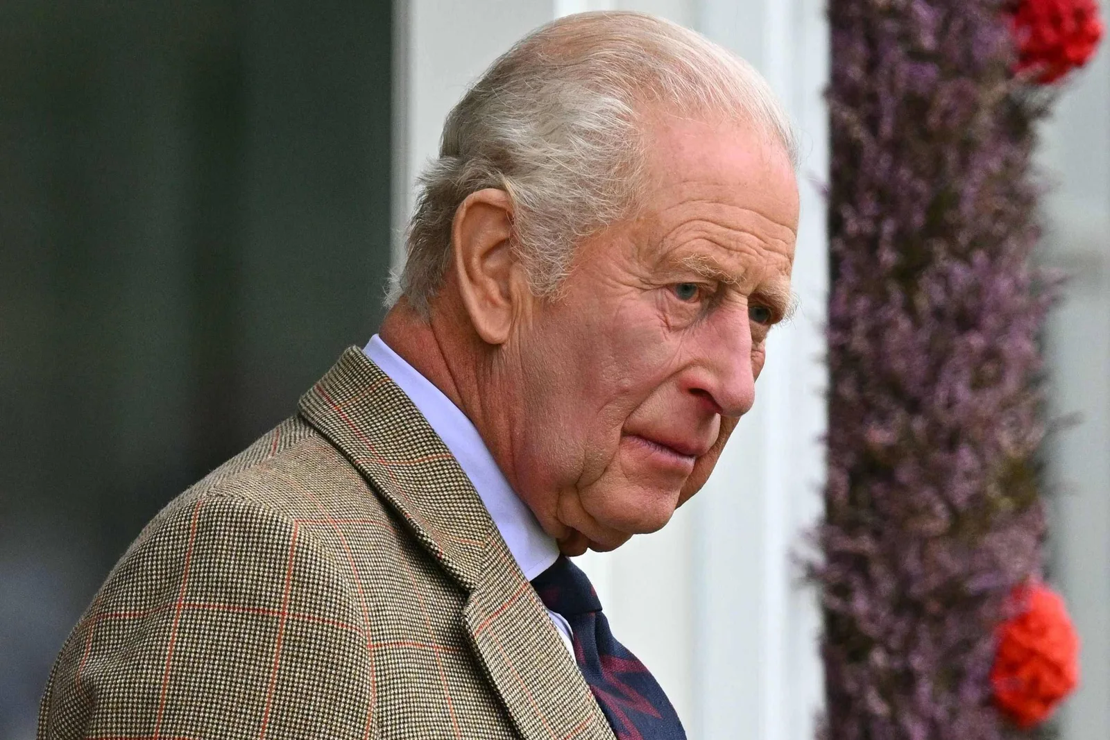 Charles 3º reúne setor de IA na Escócia em meio a alertas sobre riscos