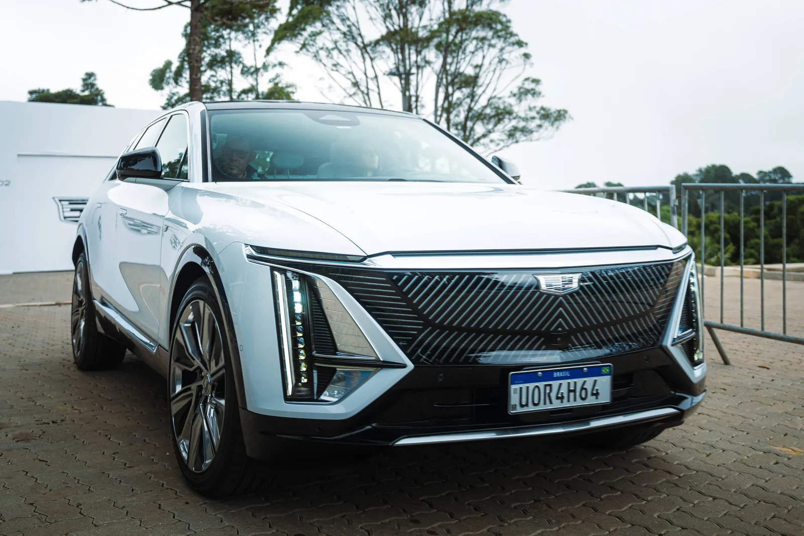 Cadillac retoma importação oficial com dois SUVs elétricos no Brasil