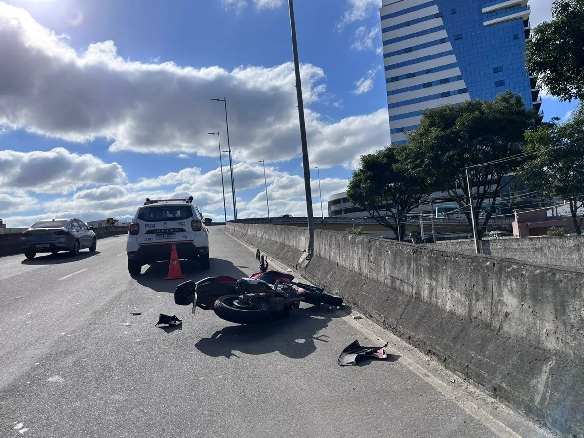 Motociclista ferido em discussão de trânsito deixa hospital em Juiz de Fora