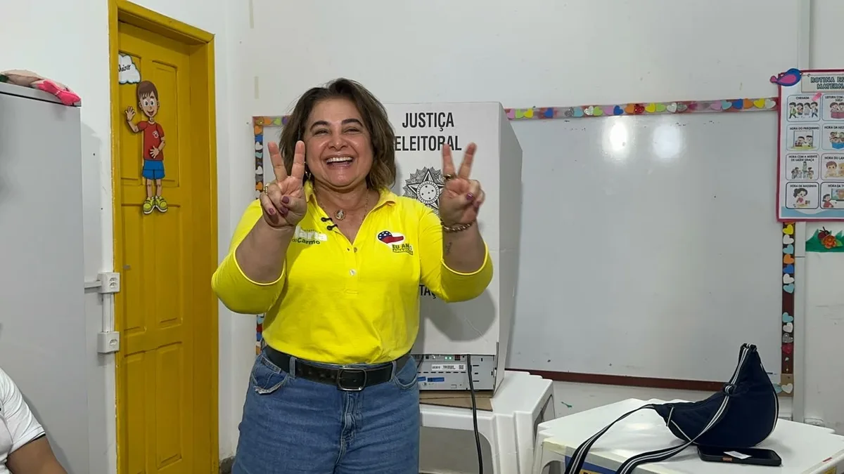Maria do Carmo vota em Manaus e diz esperar chegar ao segundo turno