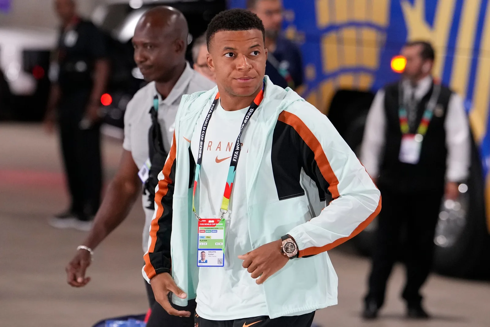 On reforça aposta no futebol ao contratar Kylian Mbappé