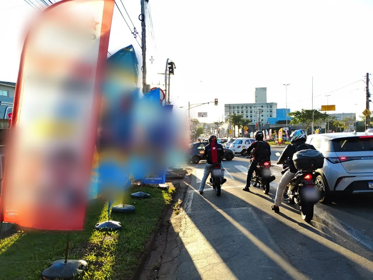Banners de campanha bloqueiam semáforos e calçadas em Sorocaba