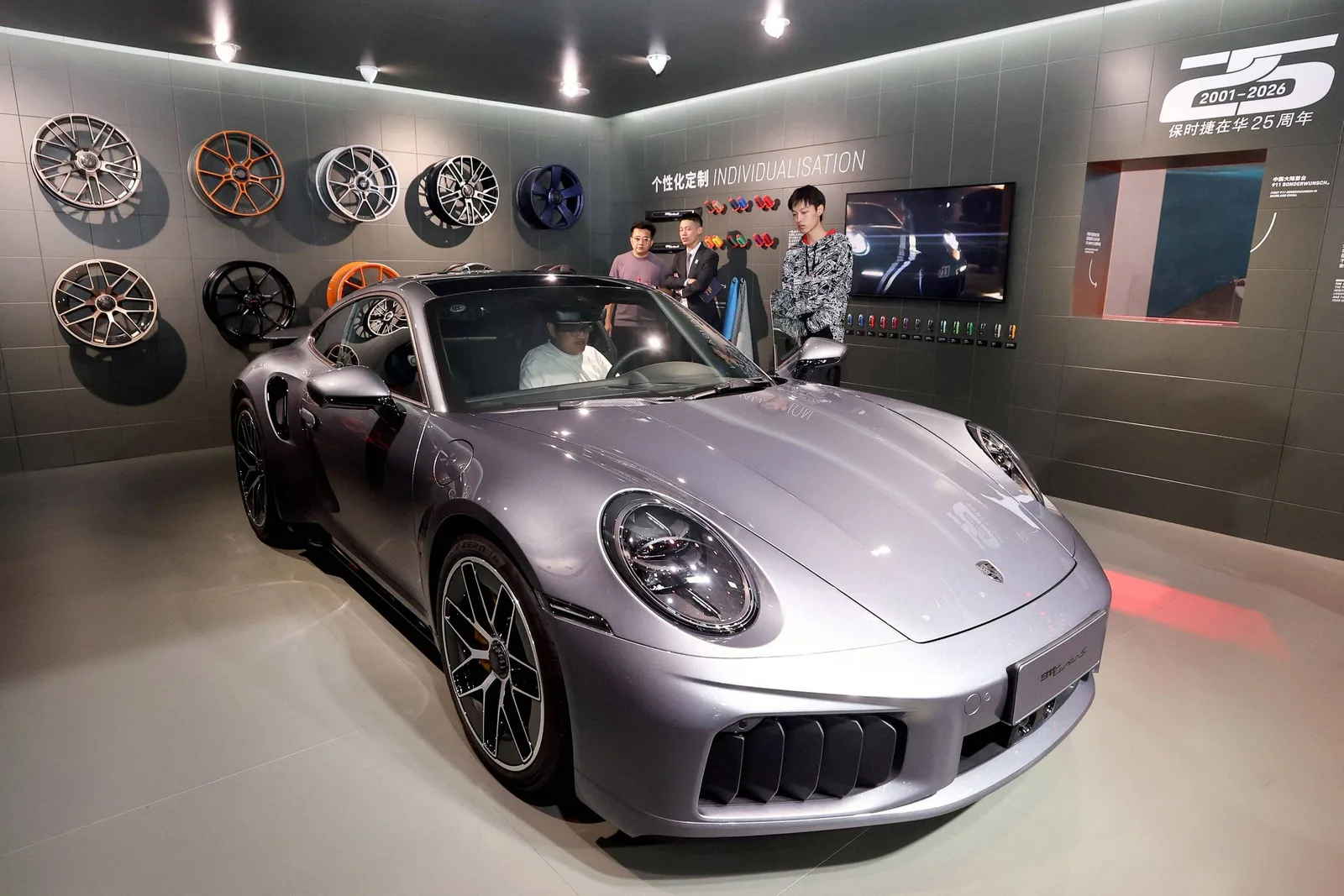 Porsche retoma modelos a gasolina e descarta 911 elétrico