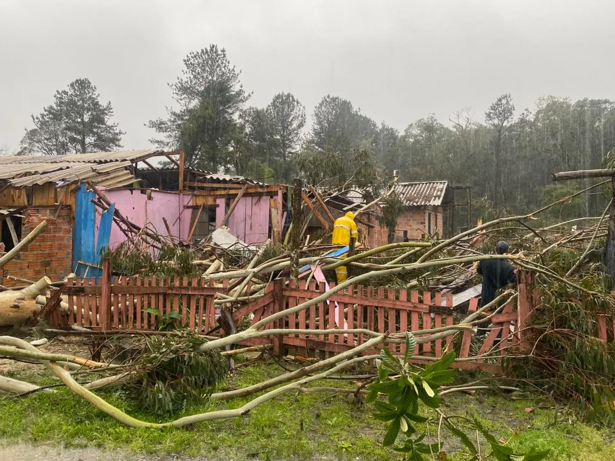 Temporais levam 12 municípios de SC à situação de emergência