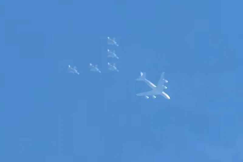 Seis caças argentinos e dois aviões-tanque sobrevoam interior de São Paulo