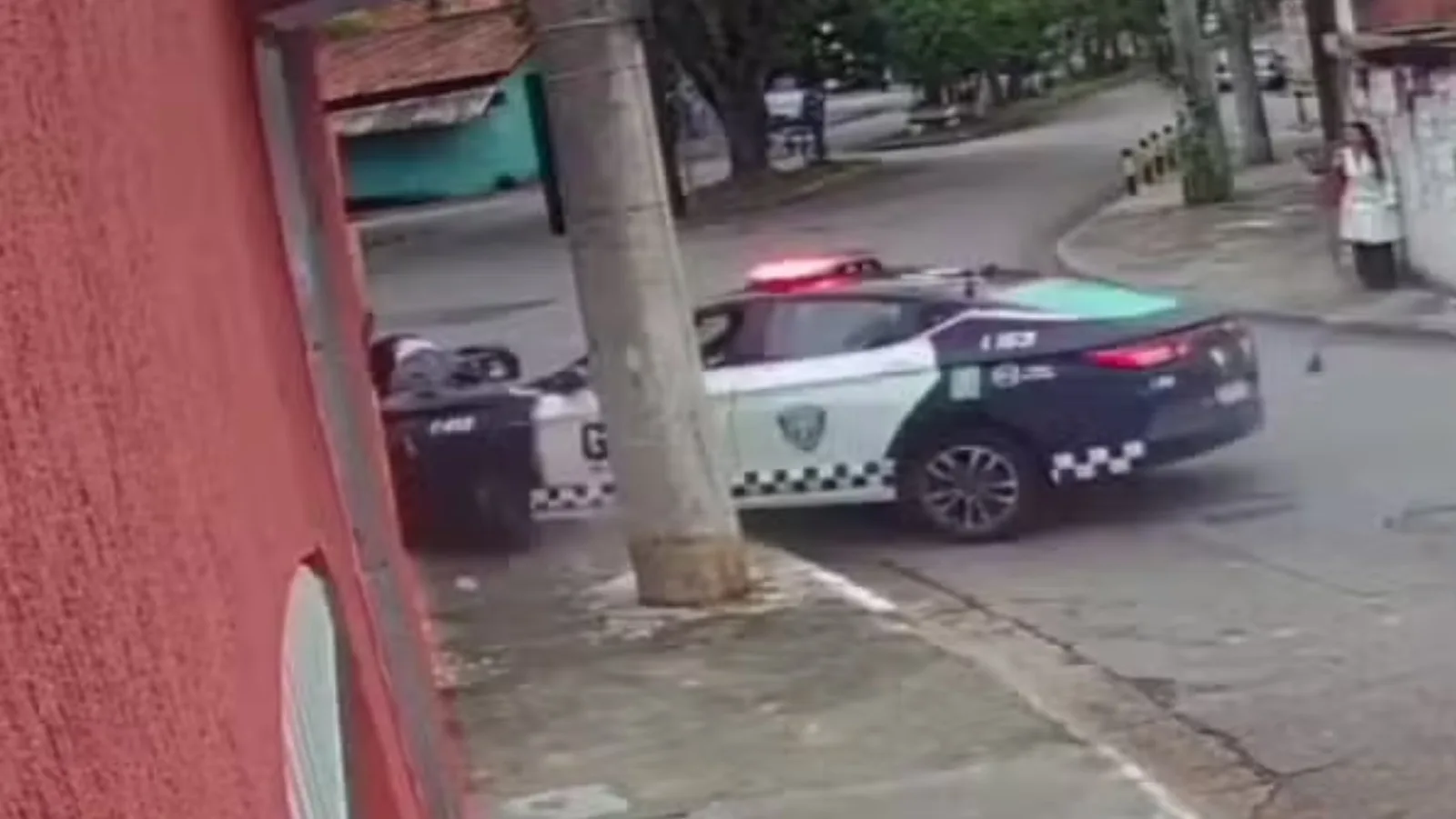 Adolescente morre após colisão entre moto furtada e viatura da GCM