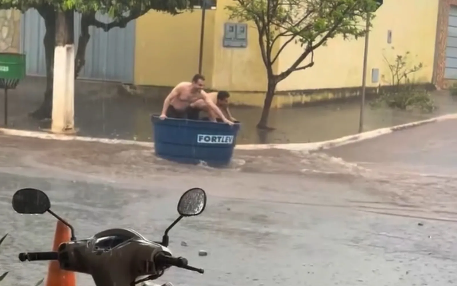 Vídeo mostra amigos usando caixa-d’água em rua tomada por enxurrada em Goiás