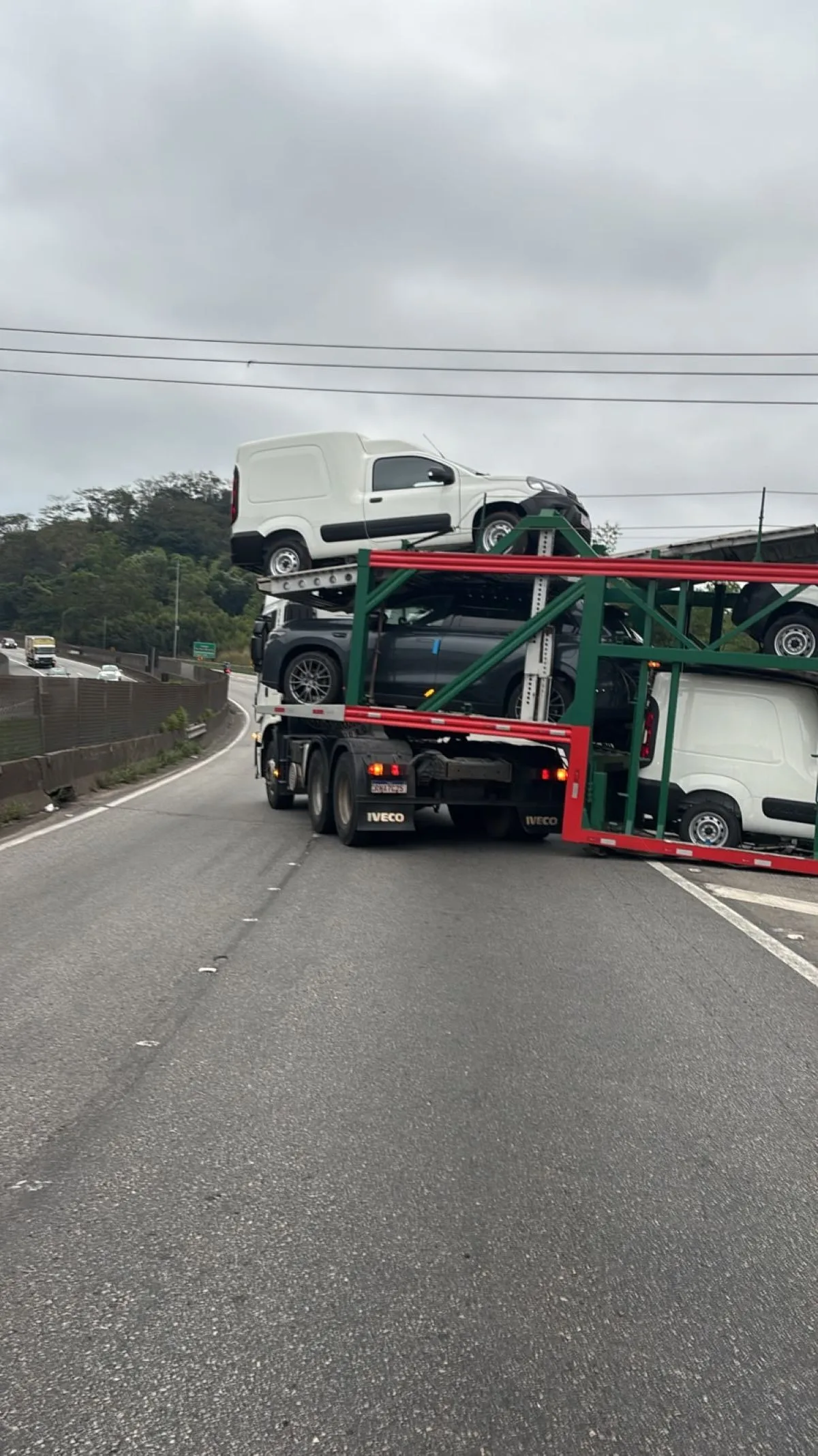Carreta-cegonha bloqueia pista da Via Dutra em Barra Mansa