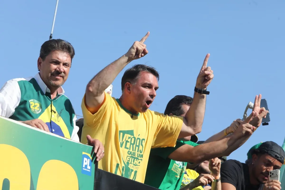 Defesa de Flávio Bolsonaro pede suspensão de decisão de Dino no STF
