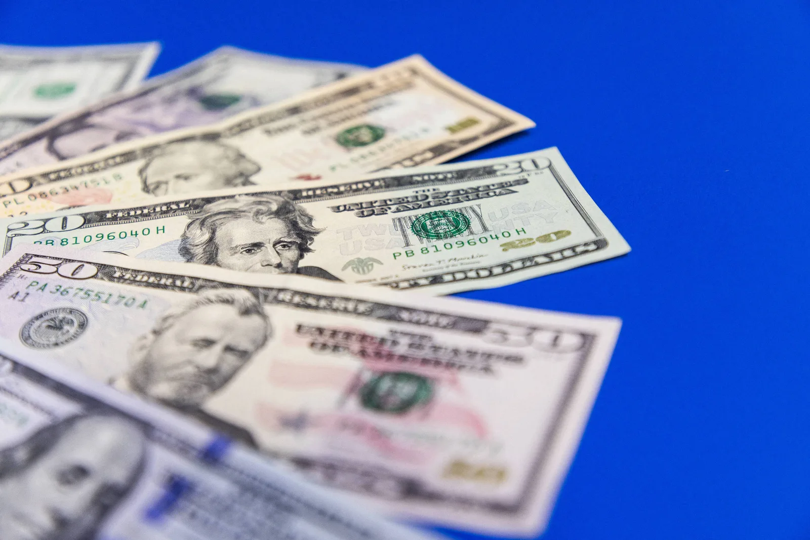 Dólar recua antes de decisões de juros no Brasil e nos Estados Unidos