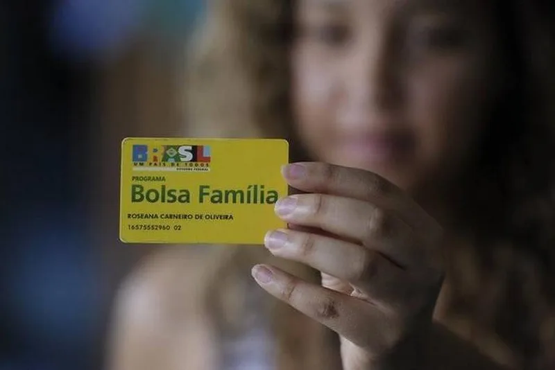 Lula e Flávio Bolsonaro defendem Bolsa Família, mas divergem sobre foco do programa