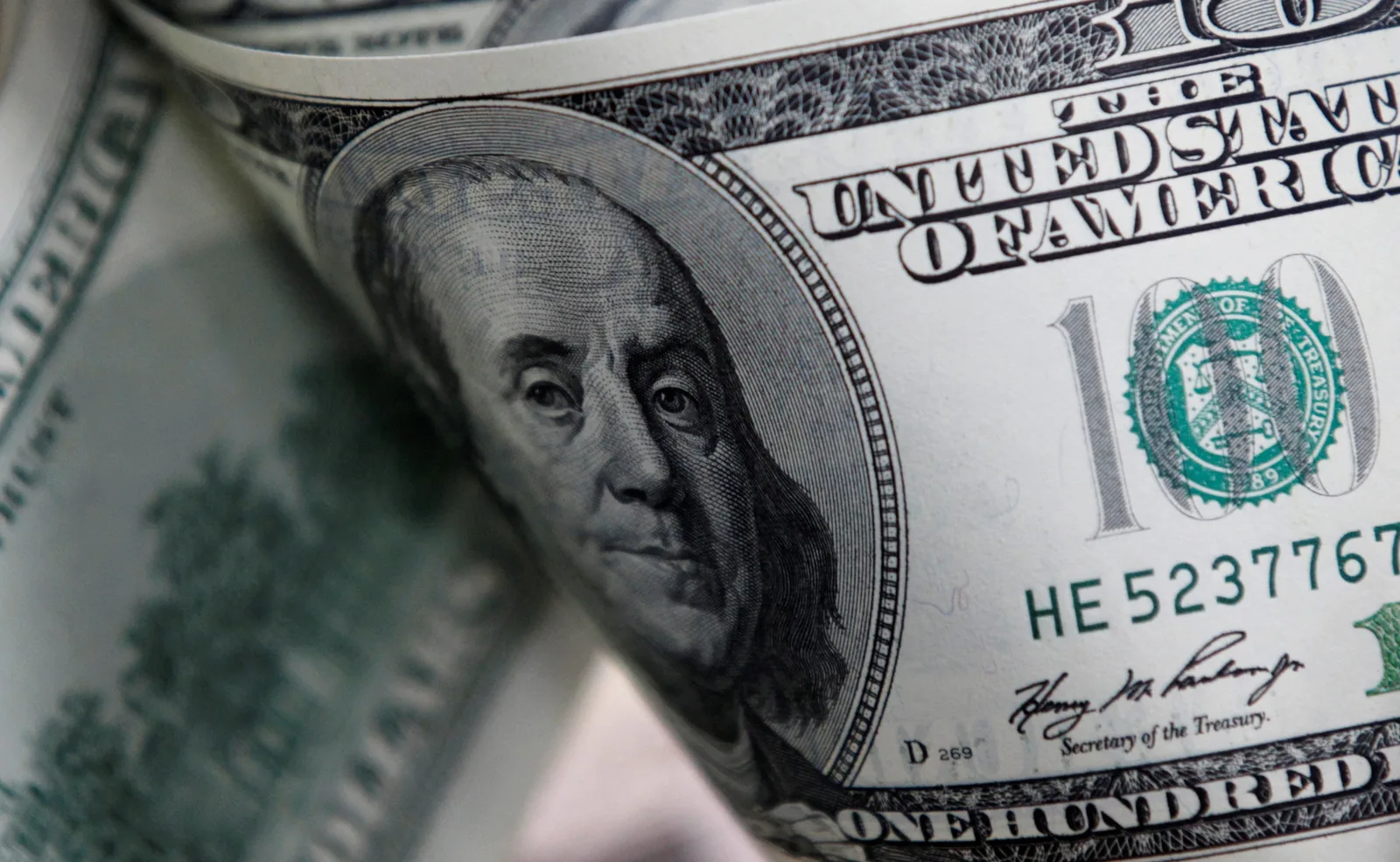 Dólar recua mais de 4% com mercado atento ao segundo turno presidencial