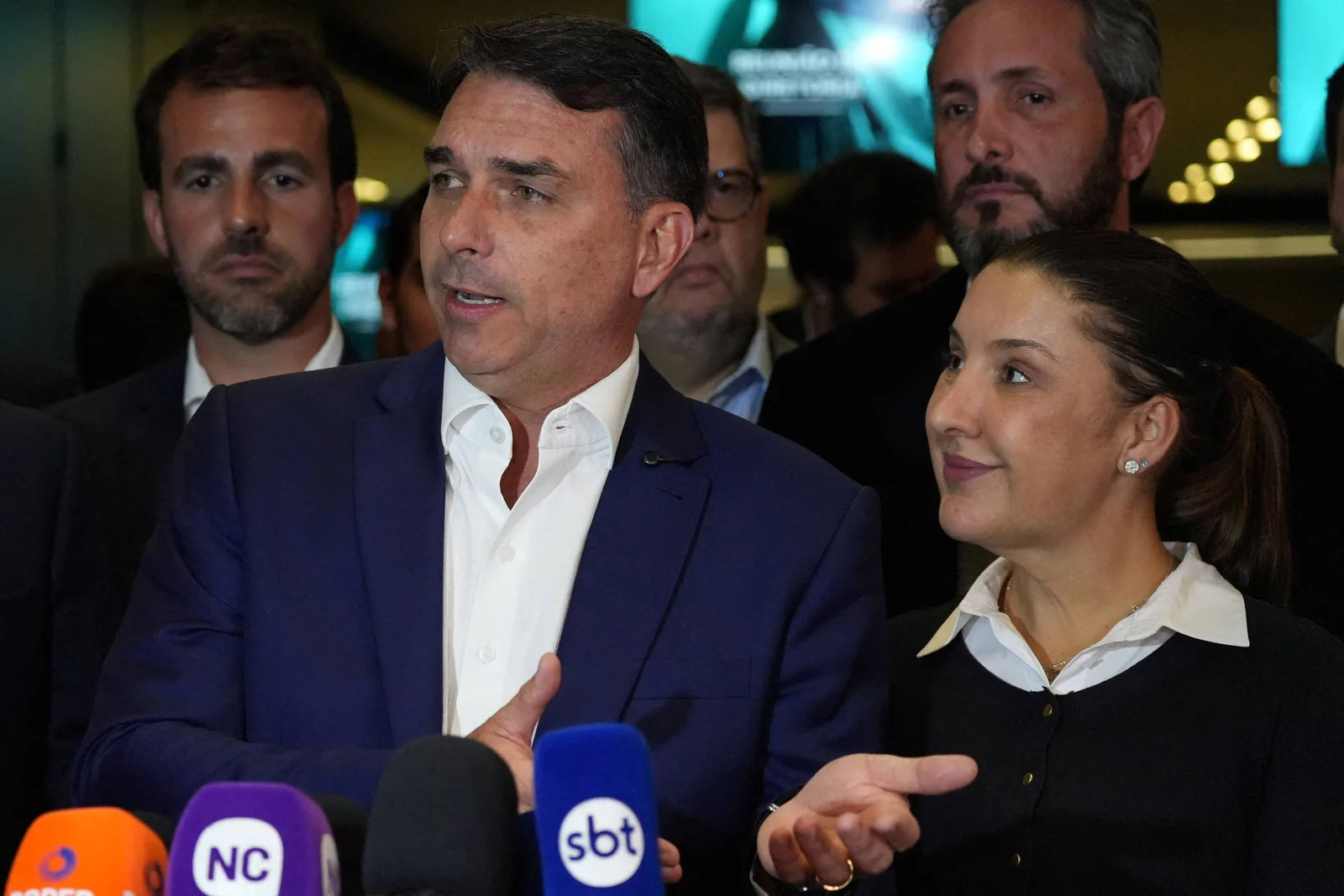 Assessora de Flávio defende inspiração em Milei para rever impostos no Brasil
