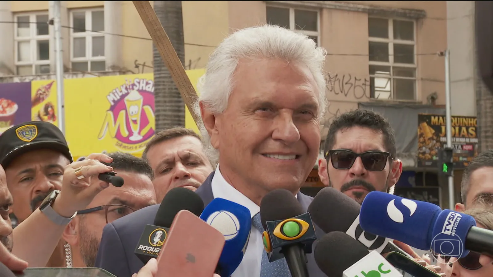 Caiado acompanha desfile em Goiânia e defende mudanças na segurança pública