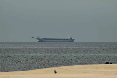 Movimento de navios no estreito de Hormuz recua após ataques a petroleiros