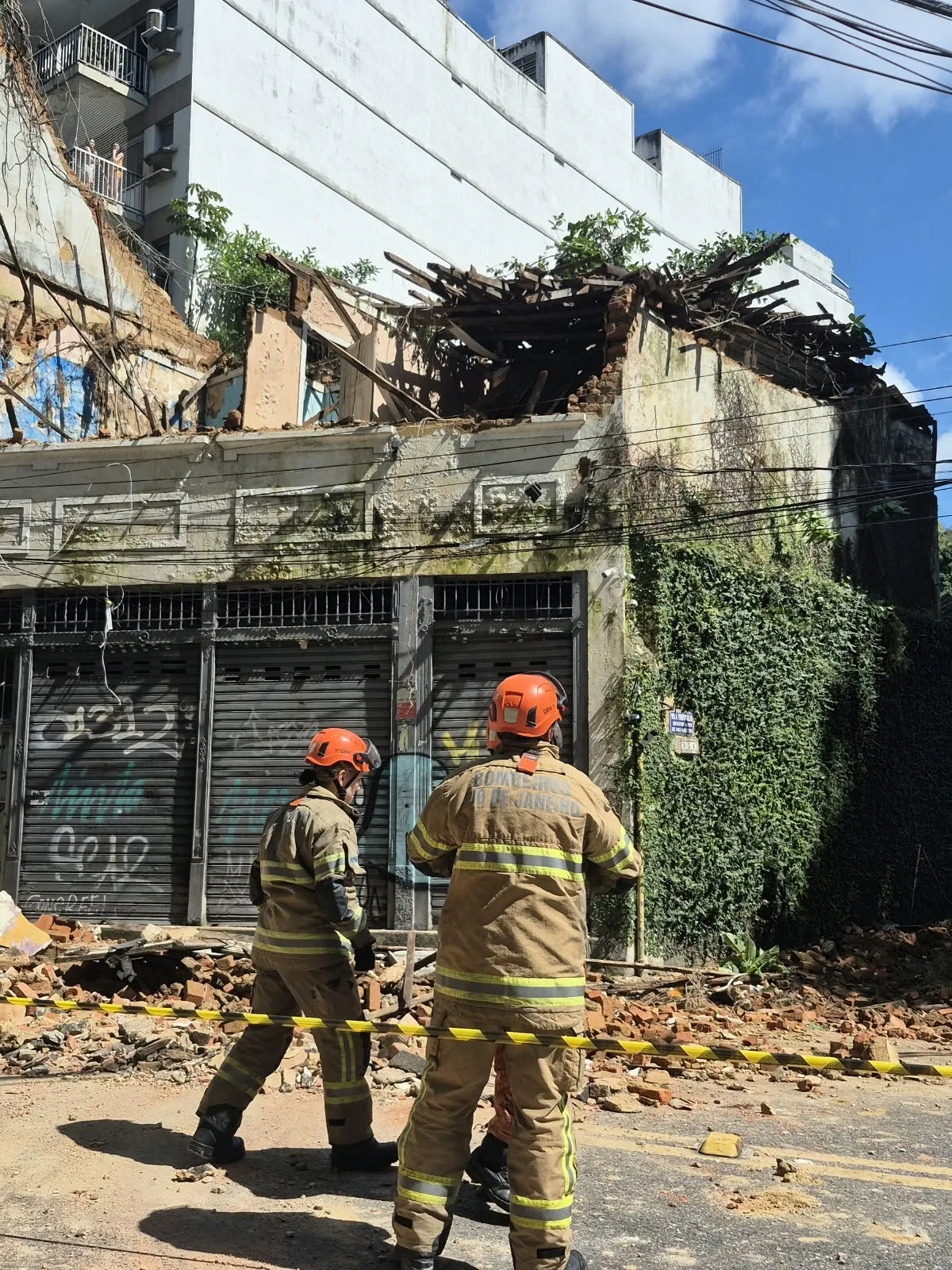 Rio desapropria casarão que desabou e imóvel vizinho no Cosme Velho