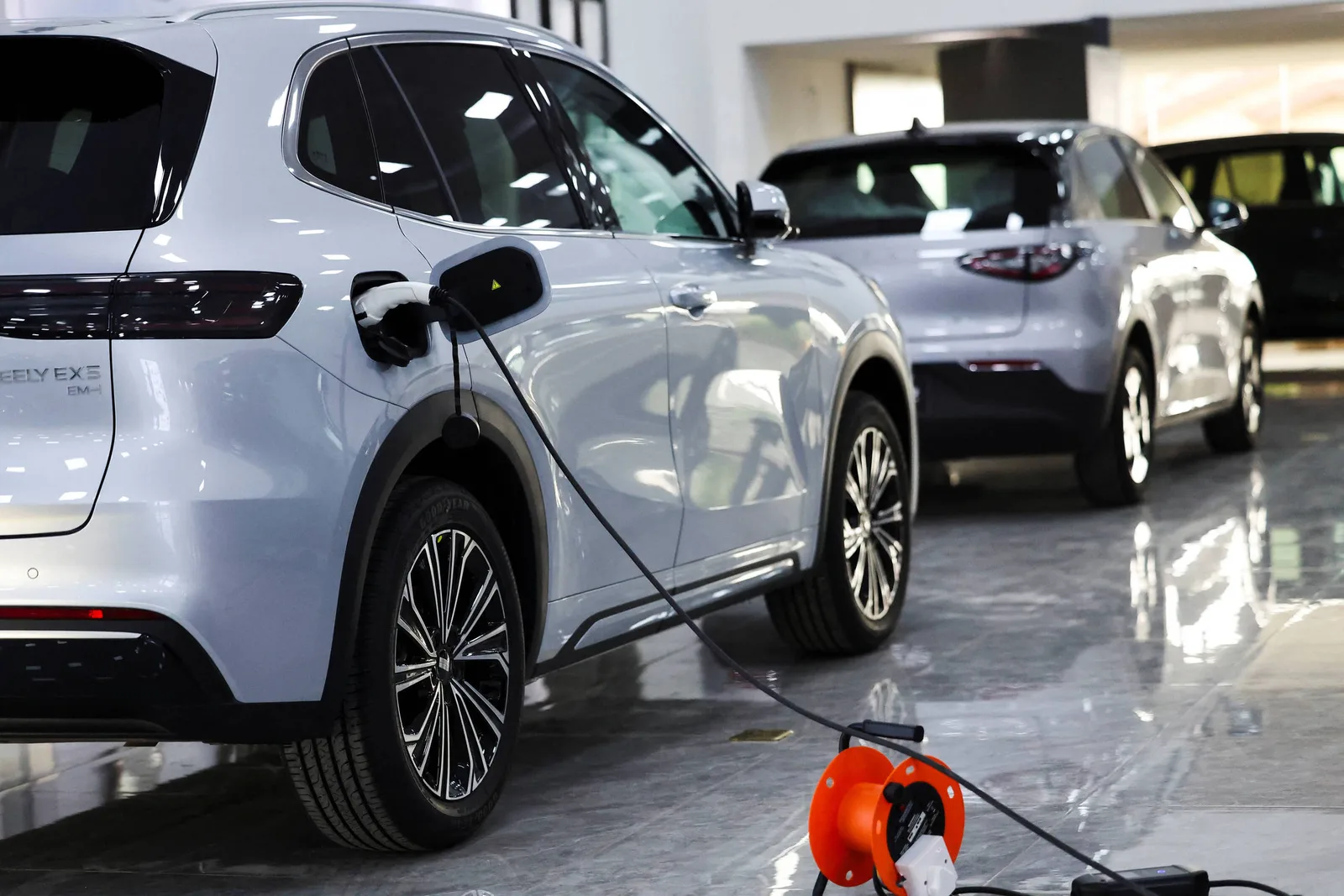 Geely apresenta recarga elétrica em minutos e amplia disputa tecnológica com BYD