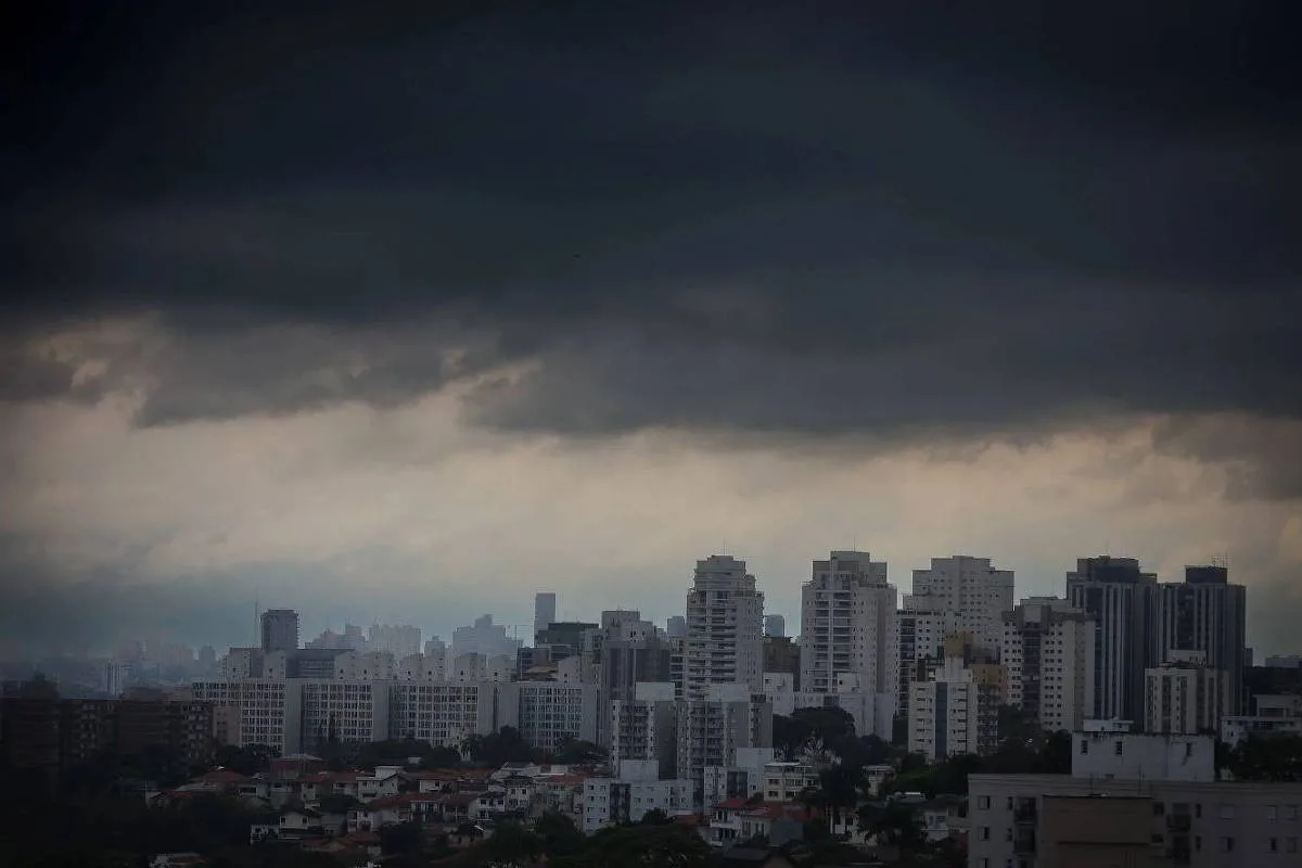 Litoral e sudoeste de São Paulo têm risco de temporais e tornados