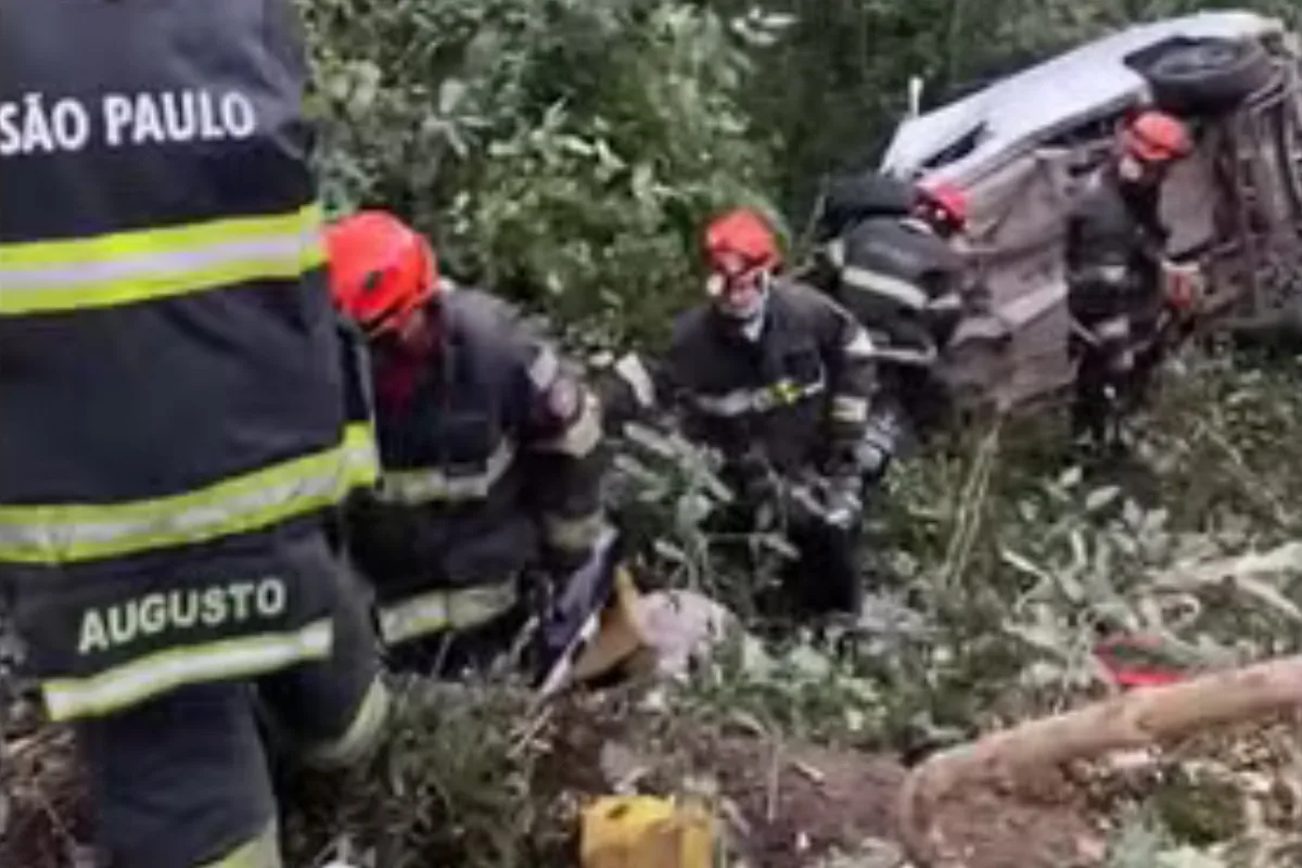 Homem de 45 anos morre após carro cair em ribanceira em Piracicaba