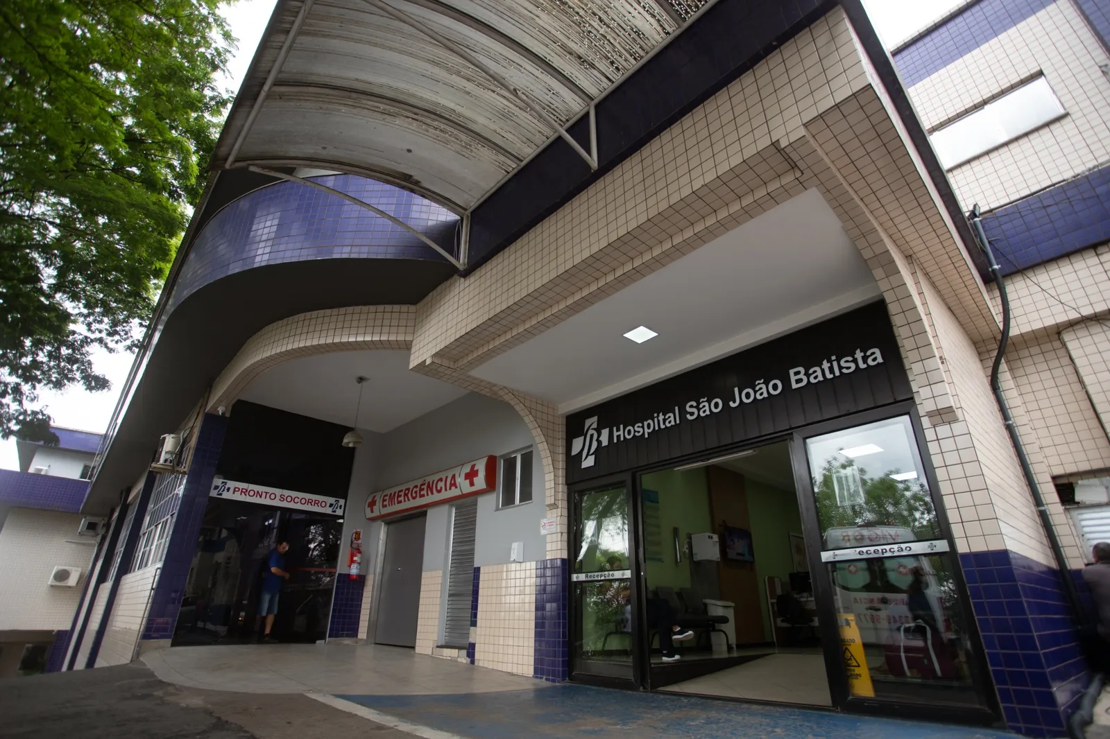 Mulher de 78 anos é levada a hospital após colisão com moto no RJ