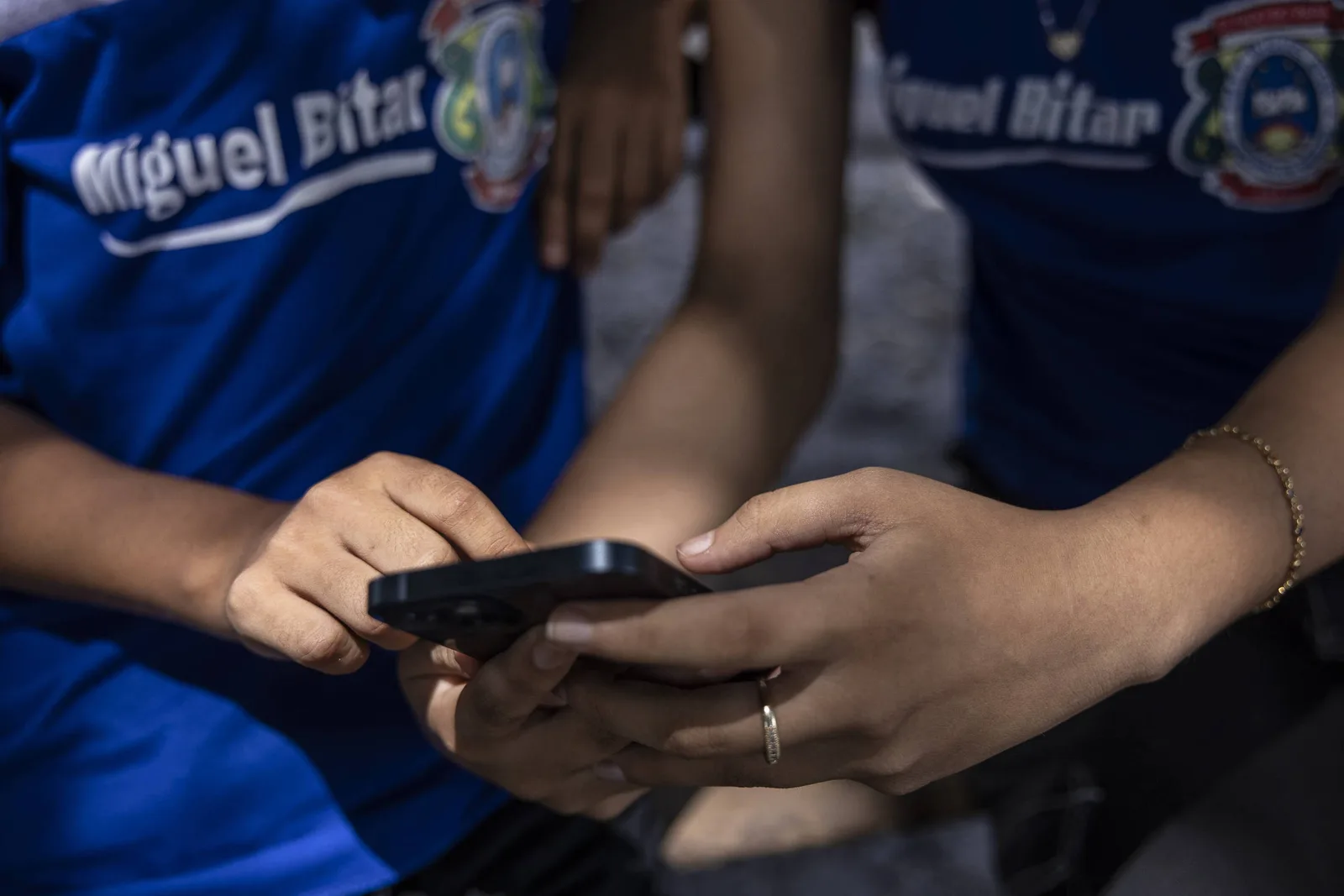 Uso de IA por alunos brasileiros supera média da OCDE, mas escolas têm baixa capacidade digital