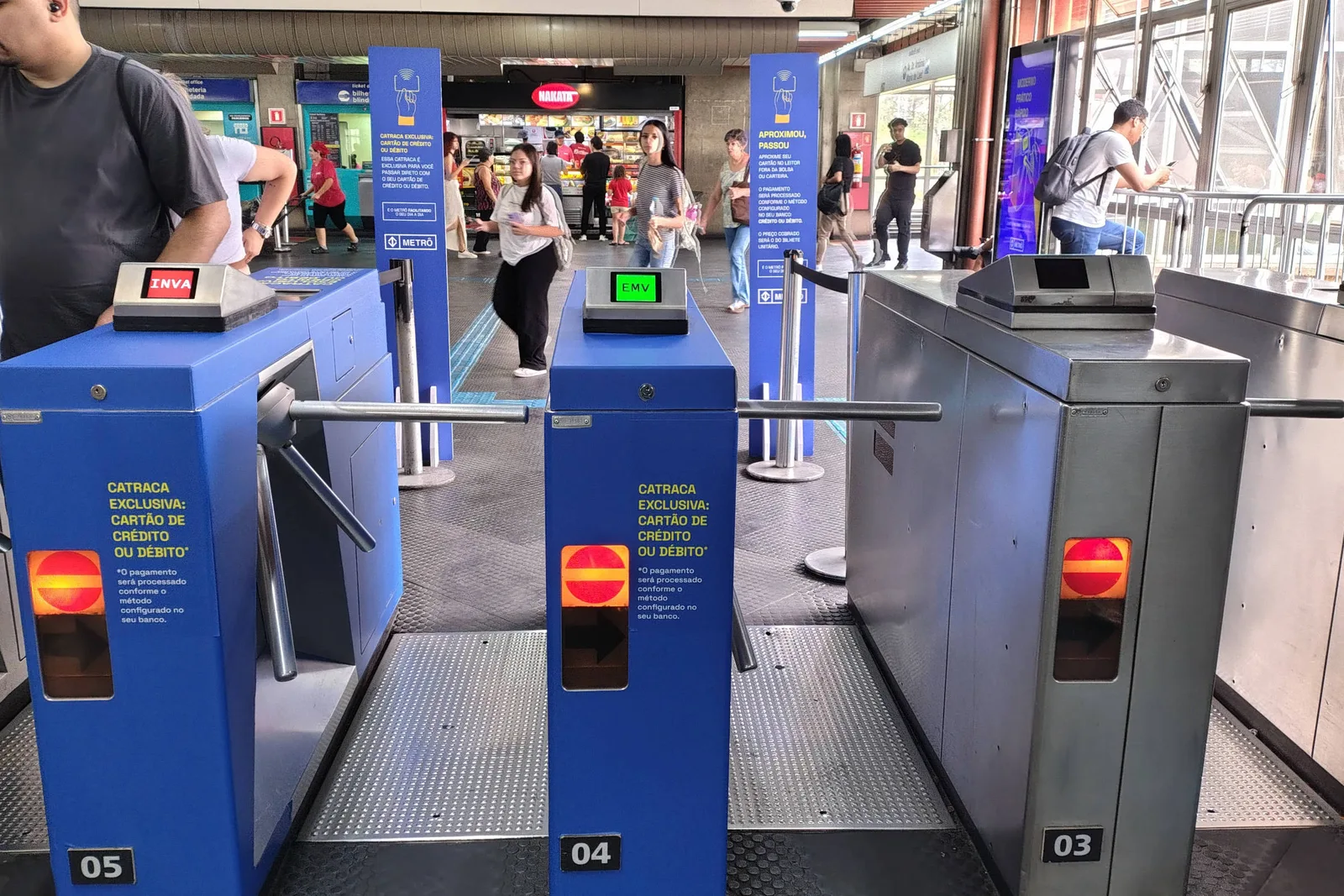 Catracas do Metrô passam a aceitar cartões por aproximação em todas as estações