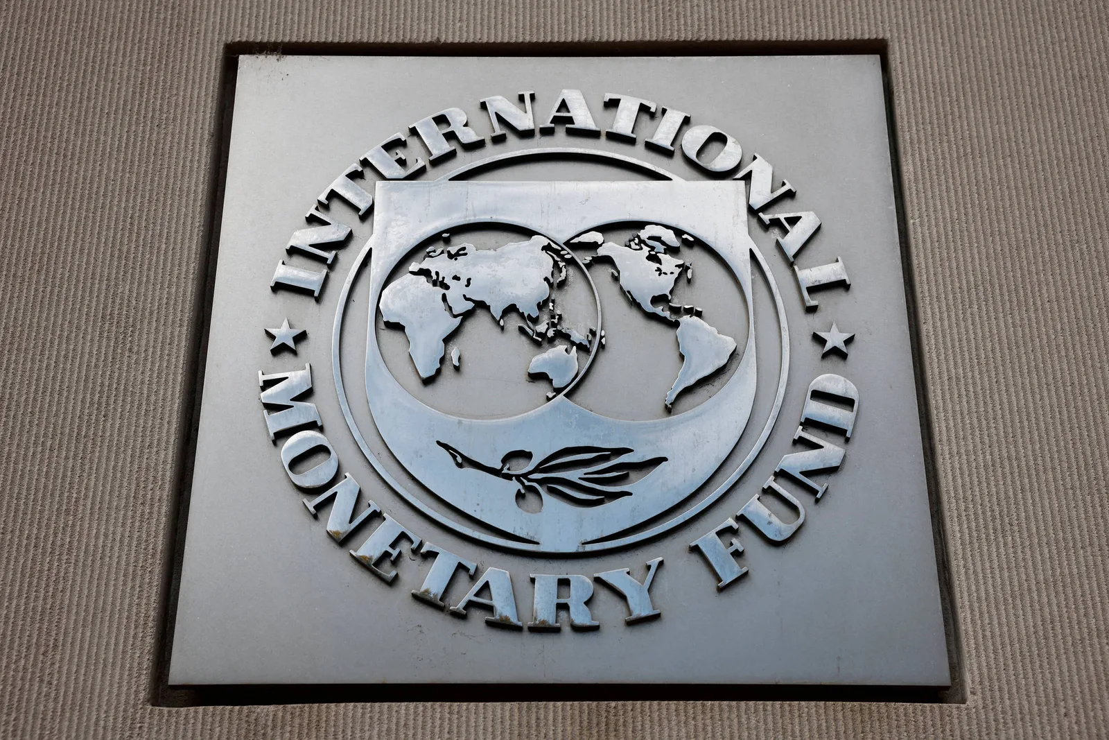 FMI eleva previsão de inflação global e vê pressão sobre alimentos e energia