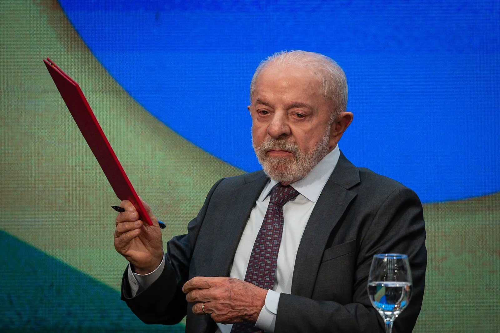 Lula afirma que reservas em dólar afastam pânico com alta da dívida