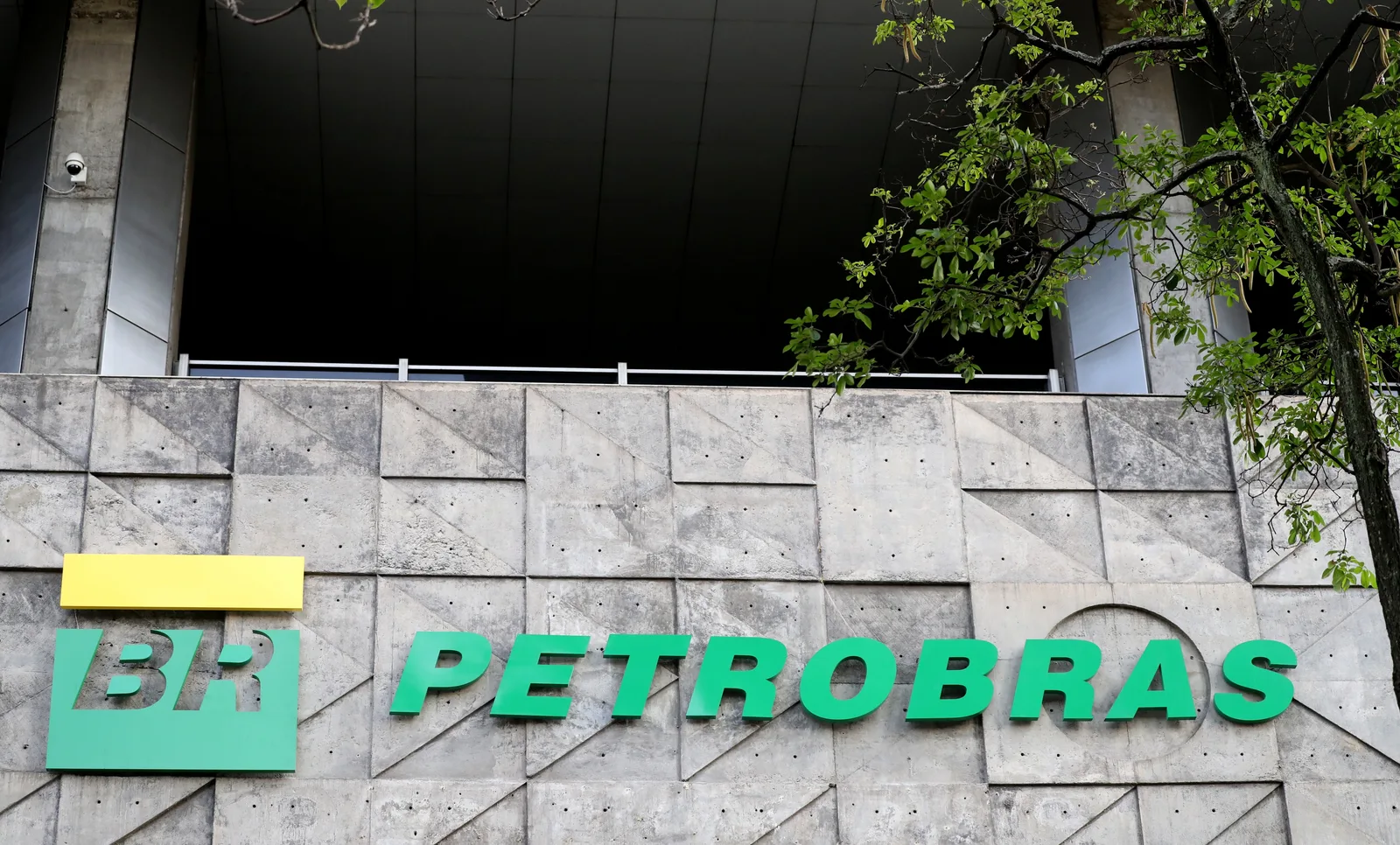 Petrobras eleva diesel em R$ 1 por litro, mas subsídio mantém preço