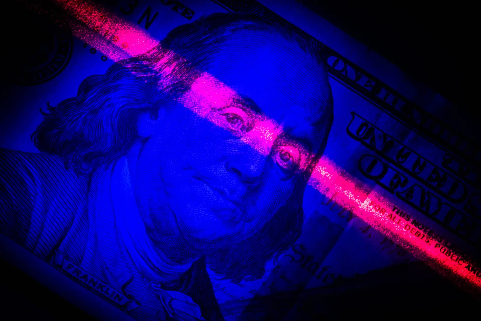 Dólar sobe a R$ 5,110 e Bolsa recua com petróleo e tensão externa