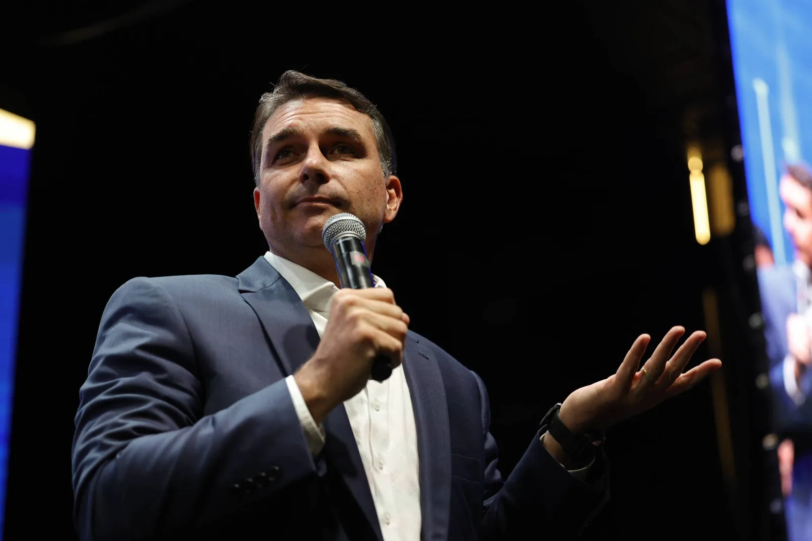 Flávio Bolsonaro vota pelo fim da escala 6x1, mas promete rever proposta