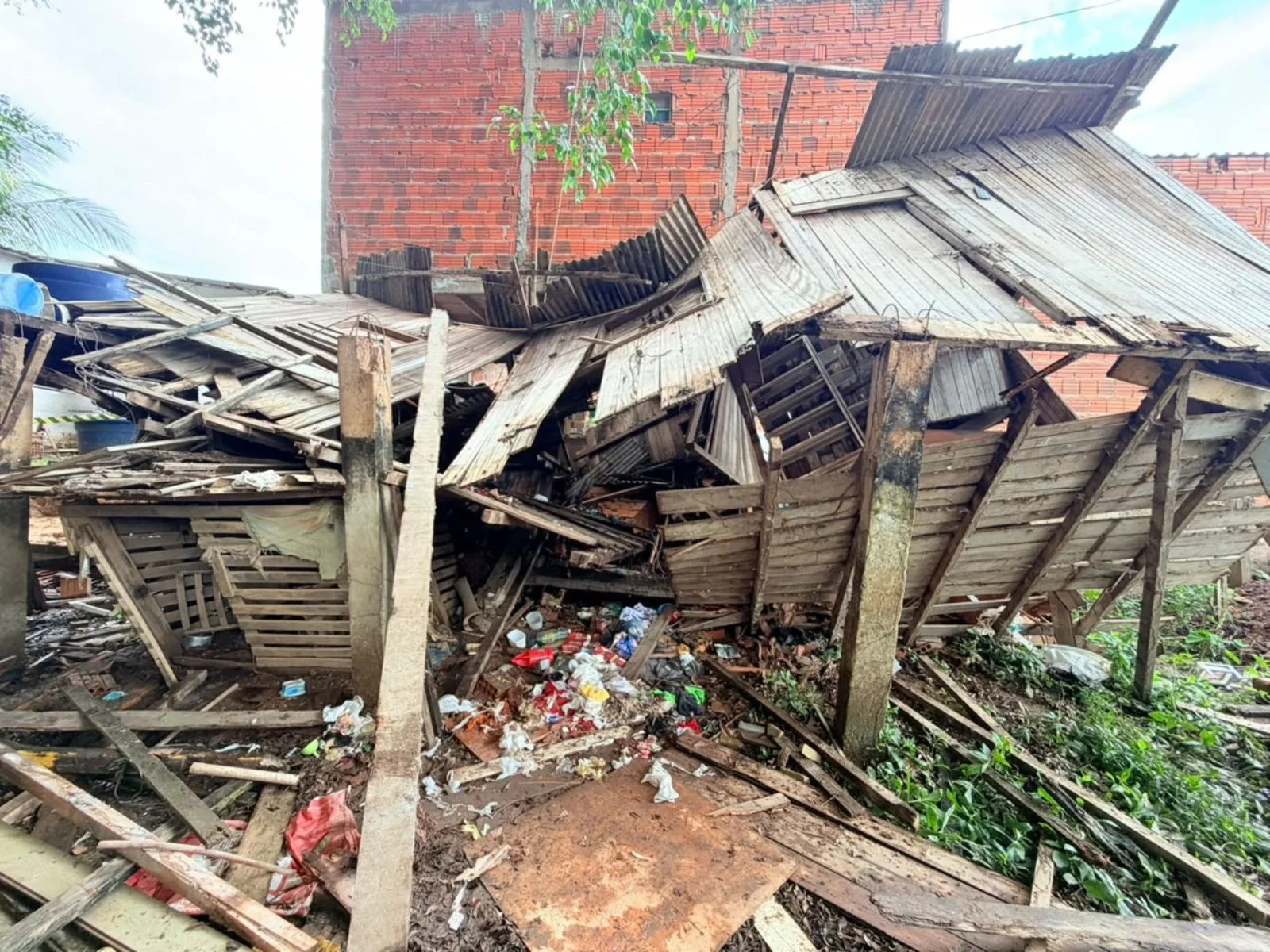 Chuva forte tira três famílias de casa e causa danos em Rio Branco
