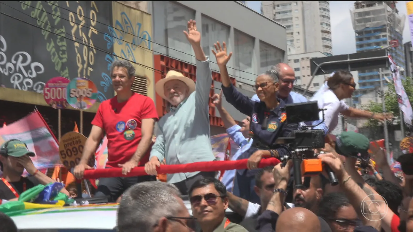 Lula encerra campanha em São Paulo com caminhada e defesa da educação