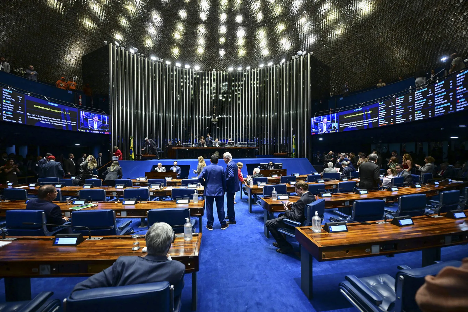 Senado aprova fim da escala 6x1 com transição para jornada de 40 horas
