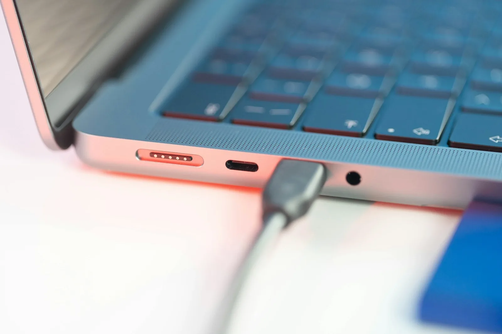 Notebook na tomada: o que acontece com a bateria e como preservá-la