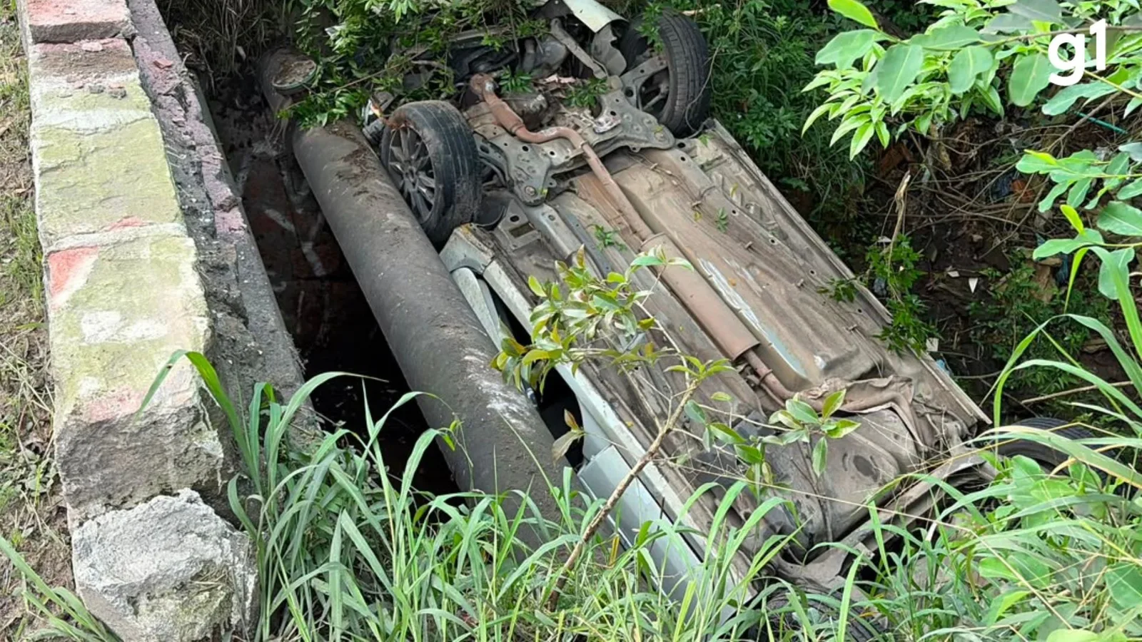 Carro cai em valão após motorista perder o controle em Porto Alegre