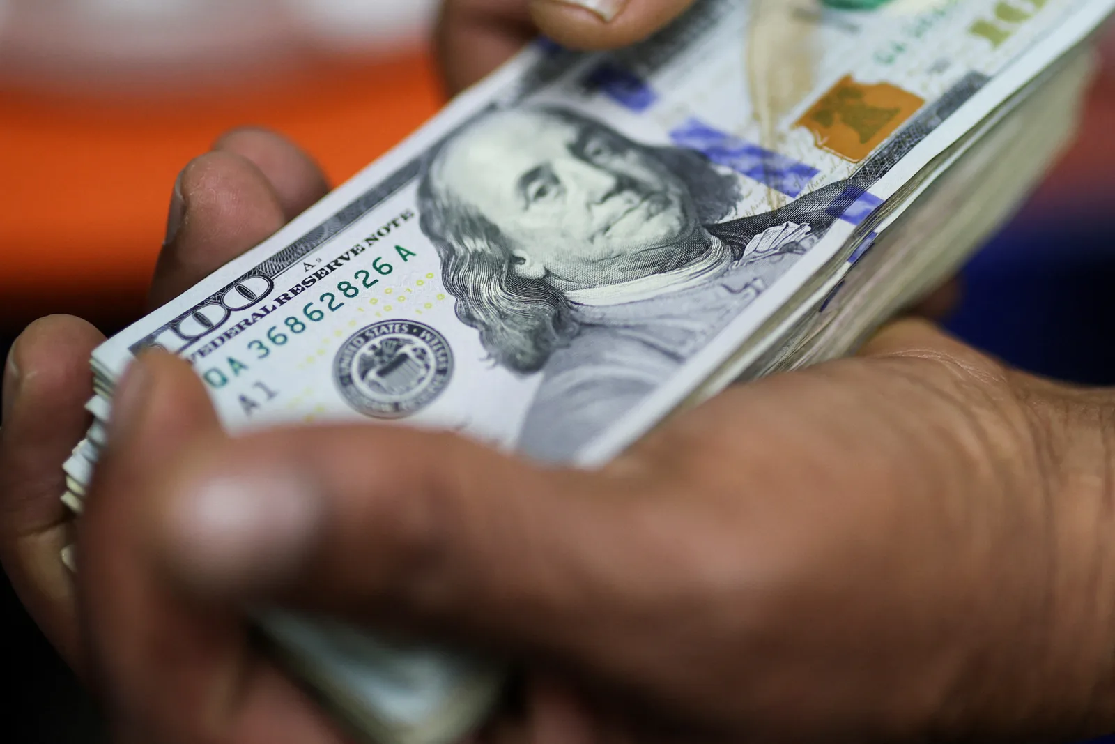 Dólar sobe e Bolsa recua com inflação dos EUA e petróleo no foco