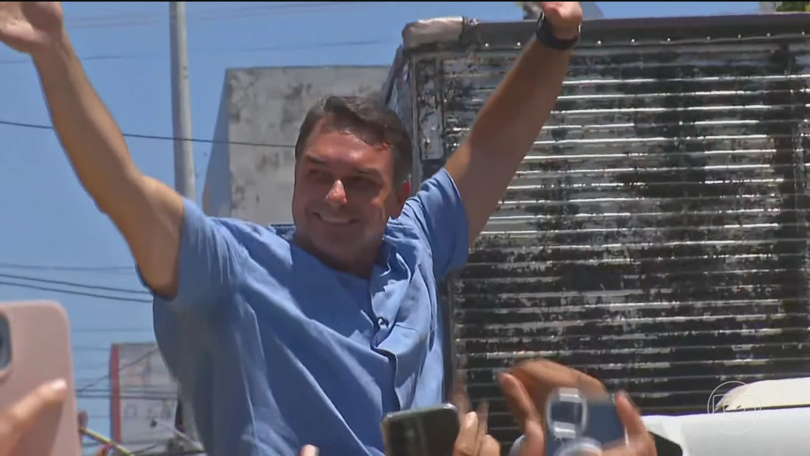 Flávio Bolsonaro critica STF em passagem por Recife após agenda no Ceará