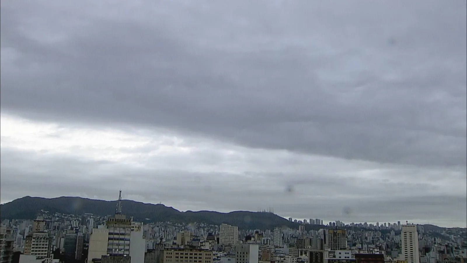 Belo Horizonte registra madrugada chuvosa e terá máxima de 23°C neste domingo