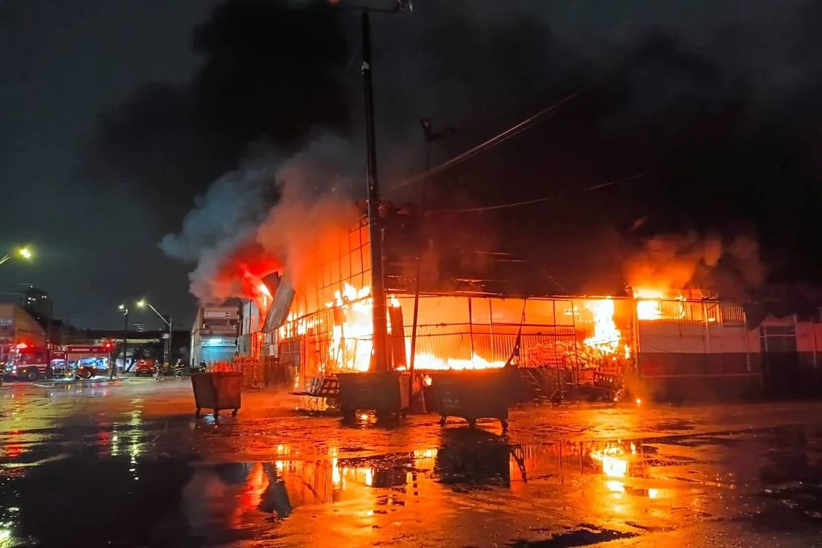 Incêndio interdita galpão da Ceagesp por risco de colapso estrutural