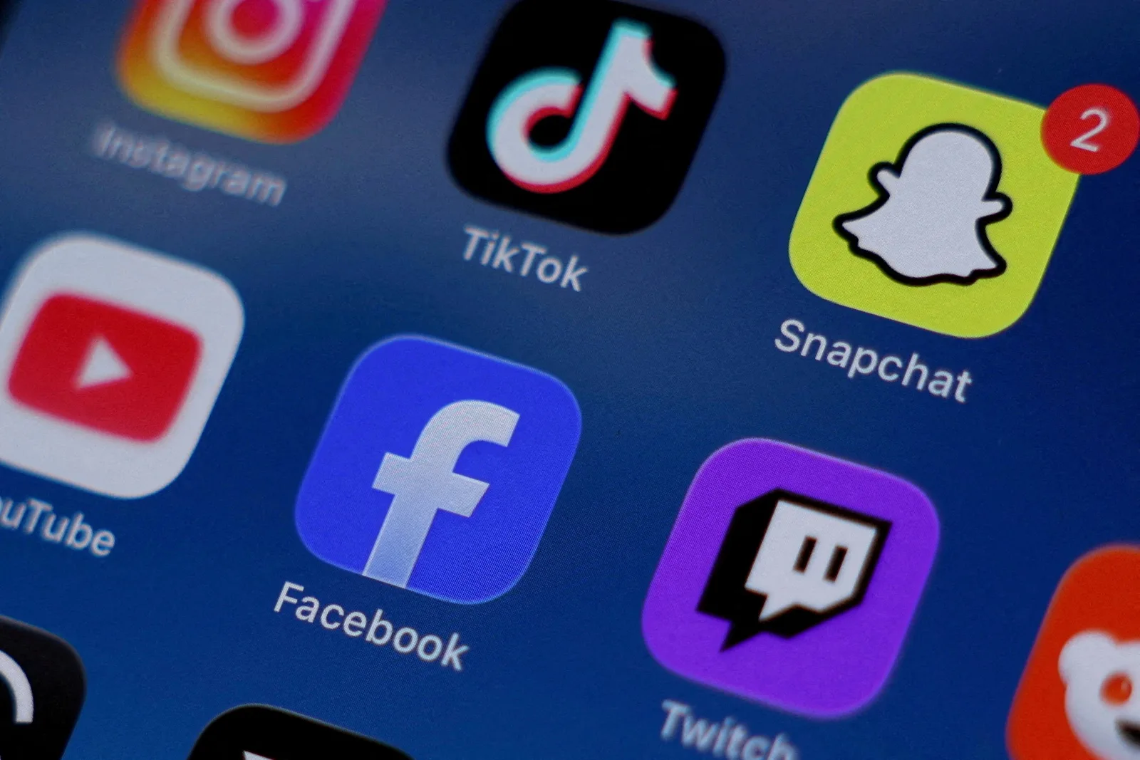 Califórnia aprova regras para IAs e redes sociais voltadas a menores