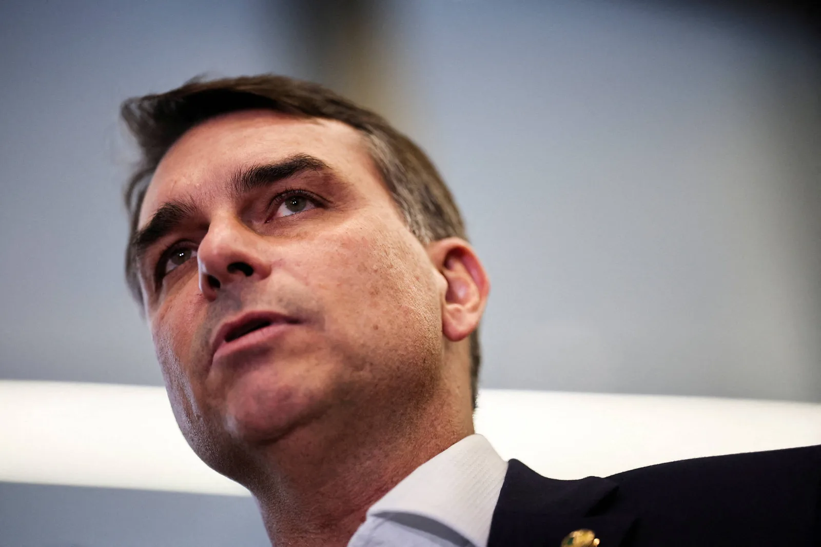 Documentos do Banco Master detalham investigação sobre Flávio e viagens pagas por Vorcaro