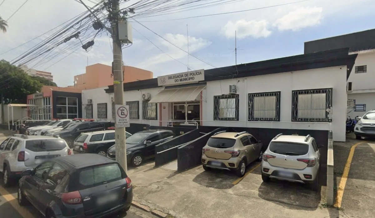 Queda durante perseguição leva suspeitos de moto roubada à delegacia em Indaiatuba