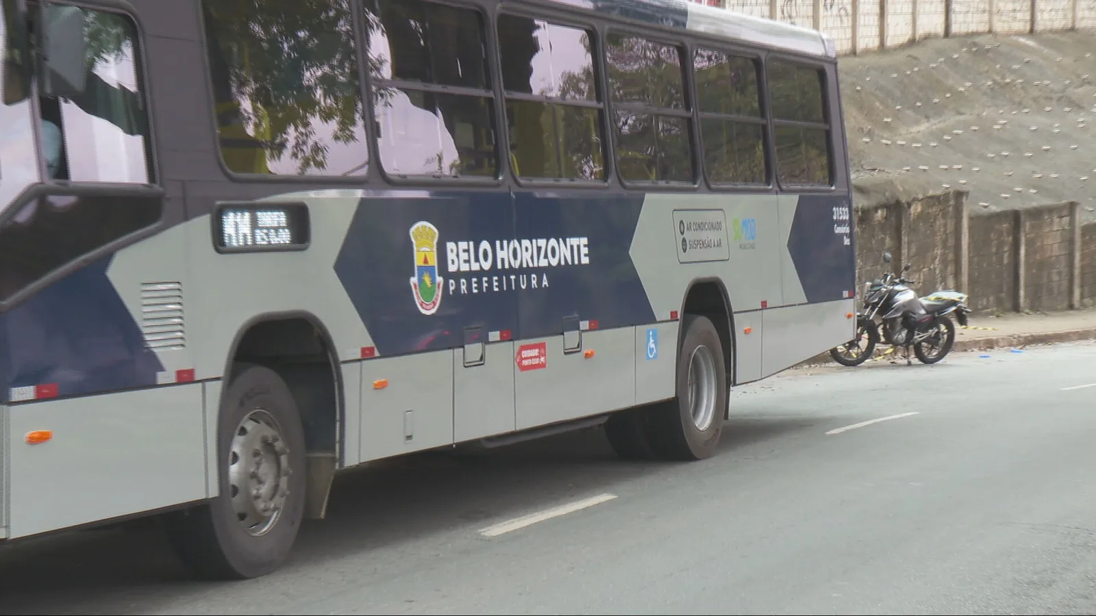 Homem morre após cair de moto sob ônibus em Belo Horizonte